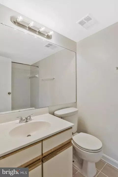 Bath - 7554 Belle Grae Dr, Manassas, VA 20109 photo 2 of 2