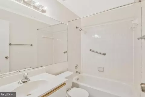 Bath - 7554 Belle Grae Dr, Manassas, VA 20109 photo 1 of 2