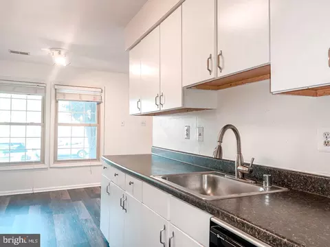 Kitchen - 7554 Belle Grae Dr, Manassas, VA 20109 photo 2 of 2