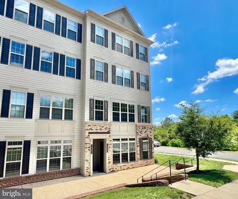 14863 Chrysler Ct, Woodbridge, VA 22193