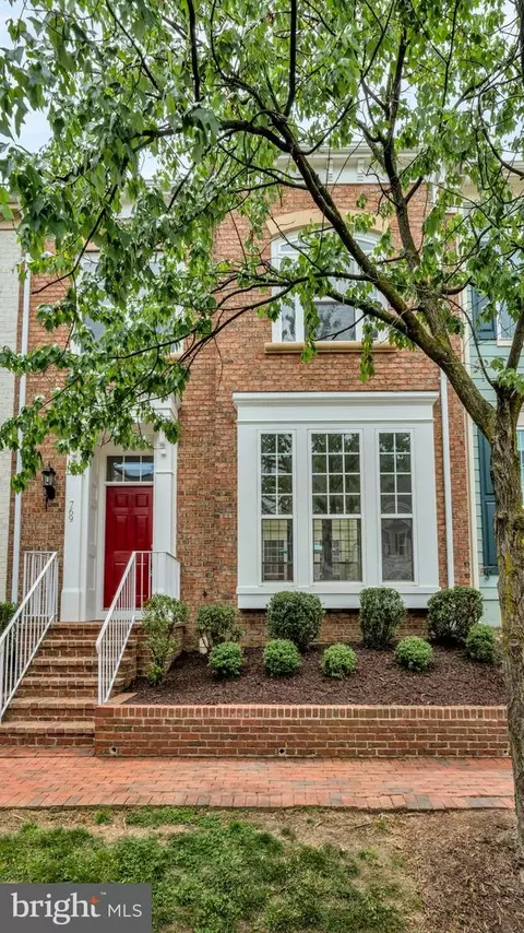 769 Monument Ave, Woodbridge, VA 22191