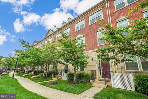 7804 Crescent Park Dr, Gainesville, VA 20155