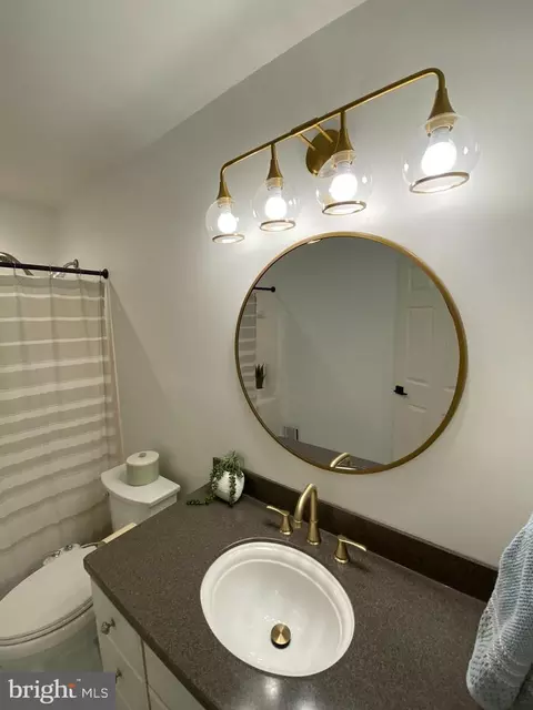 Bath - 13071 Pershing Dr, Manassas, VA 20112 photo 14 of 17