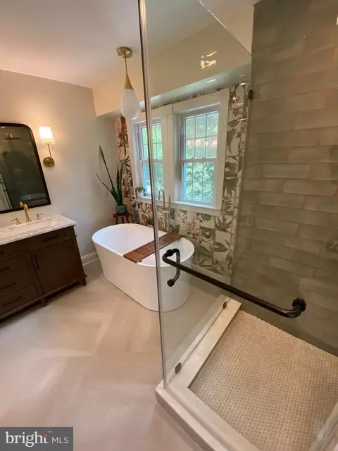 Bath - 13071 Pershing Dr, Manassas, VA 20112 photo 13 of 17