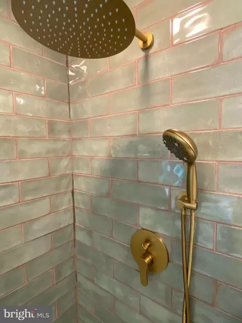 Bath - 13071 Pershing Dr, Manassas, VA 20112 photo 10 of 17