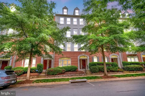 2570 Eastbourne Dr, Woodbridge, VA 22191
