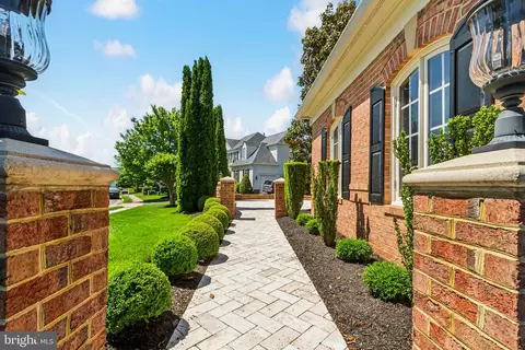 Exterior - 8366 Pedigrue Ct, Gainesville, VA 20155 photo 6 of 32