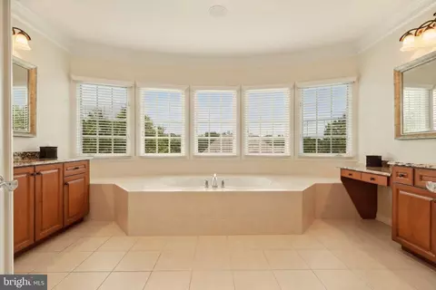 Bath - 8366 Pedigrue Ct, Gainesville, VA 20155 photo 3 of 4