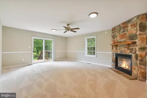 Living - 7513 Melton Ct, Gainesville, VA 20155 photo 6 of 6