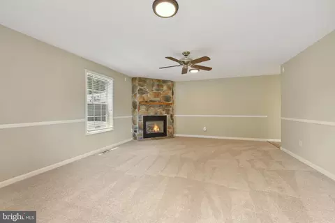 Living - 7513 Melton Ct, Gainesville, VA 20155 photo 5 of 6