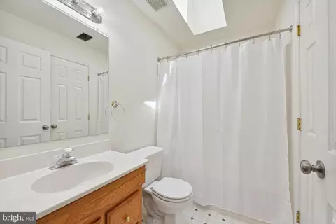 Bath - 7513 Melton Ct, Gainesville, VA 20155 photo 3 of 3