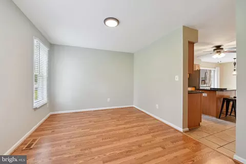 Living - 7513 Melton Ct, Gainesville, VA 20155 photo 4 of 6