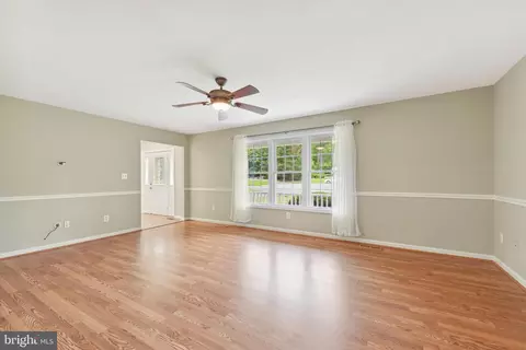 Living - 7513 Melton Ct, Gainesville, VA 20155 photo 2 of 6
