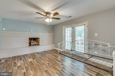 18910 White Oak Dr, Triangle, VA 22172 photo 4