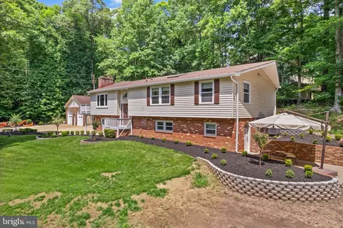 Exterior - 6990 Champs Mill Ct, Manassas, VA 20112 photo 4 of 14