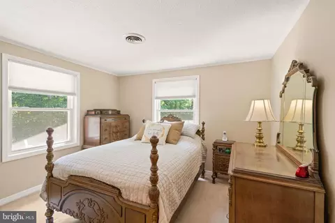 Bedroom - 6990 Champs Mill Ct, Manassas, VA 20112 photo 5 of 8
