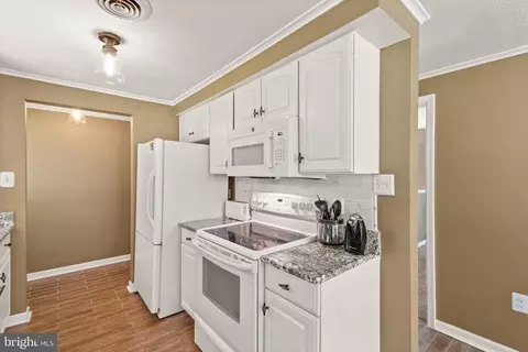 Kitchen - 6990 Champs Mill Ct, Manassas, VA 20112 photo 2 of 3