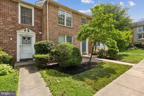 3863 Sunny Brook Ct, Woodbridge, VA 22192