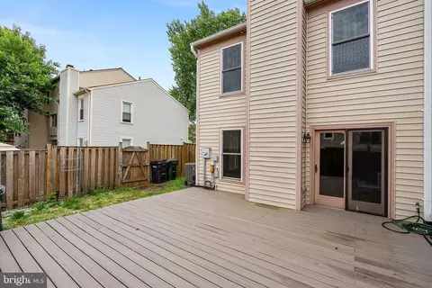 Exterior - 7482 Emerald Dr, Manassas, VA 20109 photo 7 of 9