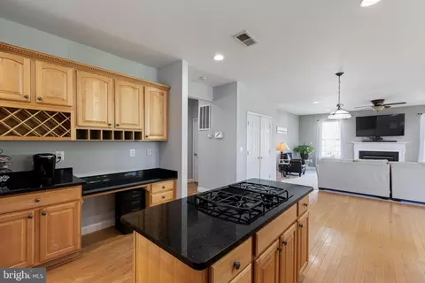 Kitchen - 3383 Oakham Mount Dr, Triangle, VA 22172 photo 4 of 5