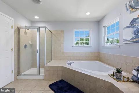 Bath - 3383 Oakham Mount Dr, Triangle, VA 22172 photo 2 of 5