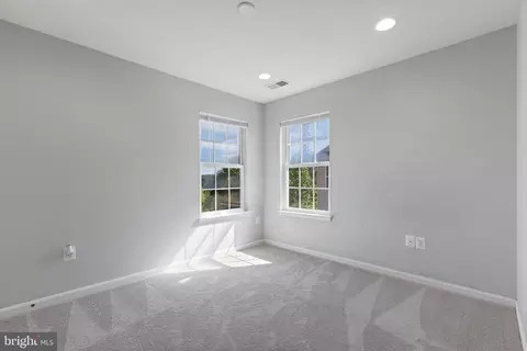 Bedroom - 3383 Oakham Mount Dr, Triangle, VA 22172 photo 3 of 6