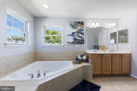 Bath - 3383 Oakham Mount Dr, Triangle, VA 22172 photo 1 of 5