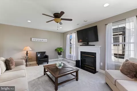 Living - 3383 Oakham Mount Dr, Triangle, VA 22172 photo 3 of 6
