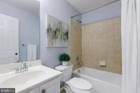 Bath - 3383 Oakham Mount Dr, Triangle, VA 22172 photo 4 of 5