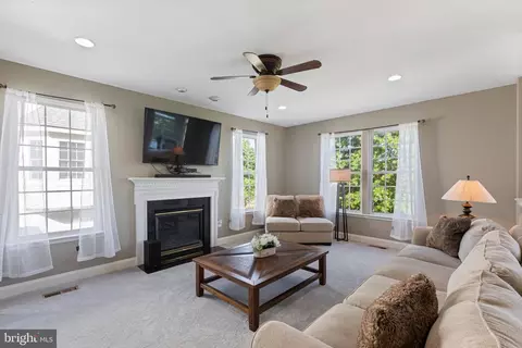 Living - 3383 Oakham Mount Dr, Triangle, VA 22172 photo 2 of 6
