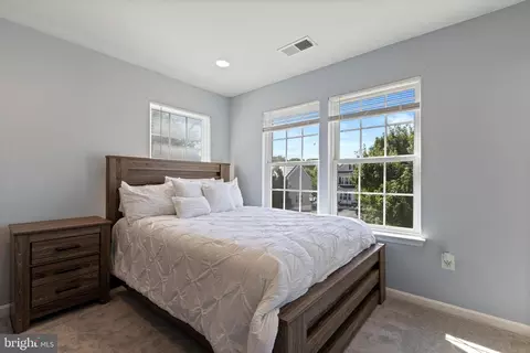 Bedroom - 3383 Oakham Mount Dr, Triangle, VA 22172 photo 2 of 6