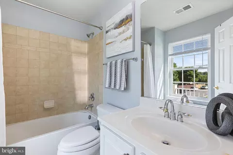 Bath - 3383 Oakham Mount Dr, Triangle, VA 22172 photo 3 of 5