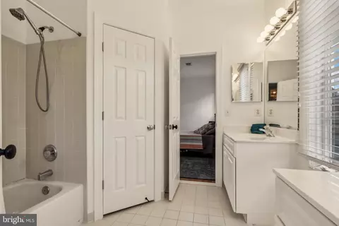 Bath - 8240 Roxborough Loop, Gainesville, VA 20155 photo 6 of 10