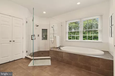 Bath - 8240 Roxborough Loop, Gainesville, VA 20155 photo 3 of 10