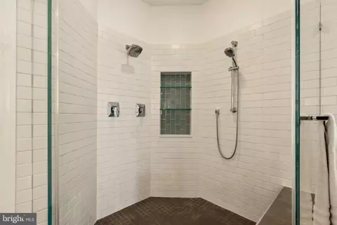 Bath - 8240 Roxborough Loop, Gainesville, VA 20155 photo 4 of 10