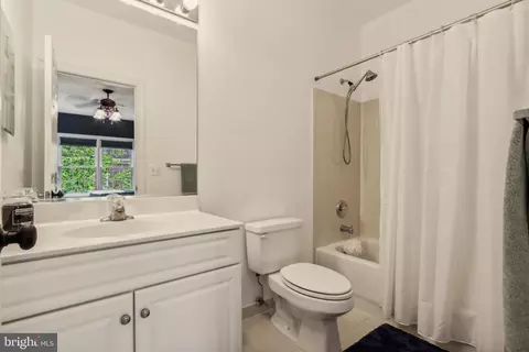 Bath - 8240 Roxborough Loop, Gainesville, VA 20155 photo 7 of 10