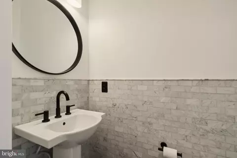 Bath - 8240 Roxborough Loop, Gainesville, VA 20155 photo 1 of 10