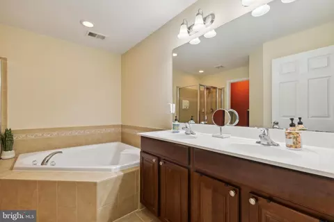 Bath - 18845 Pier Trail Dr, Triangle, VA 22172 photo 2 of 3