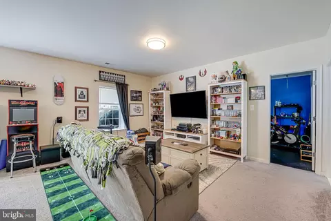 Entry Way - 18931 Highland Park Dr, Triangle, VA 22172 photo 9 of 10