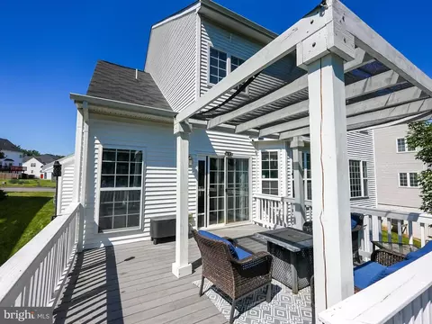 Exterior - 18931 Highland Park Dr, Triangle, VA 22172 photo 10 of 12