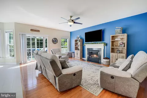 Living - 18931 Highland Park Dr, Triangle, VA 22172 photo 1 of 1