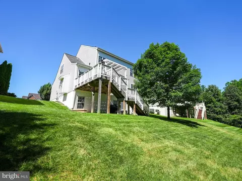 Exterior - 18931 Highland Park Dr, Triangle, VA 22172 photo 5 of 12