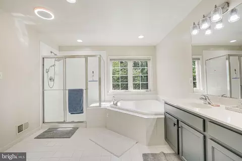 Bath - 18931 Highland Park Dr, Triangle, VA 22172 photo 3 of 4