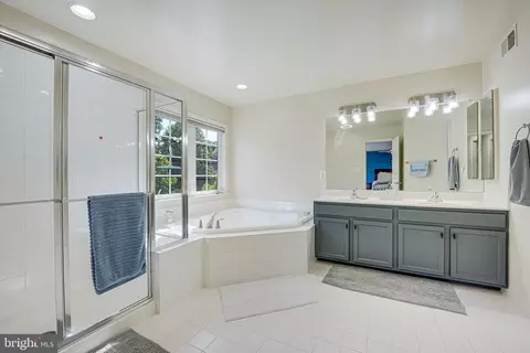 Bath - 18931 Highland Park Dr, Triangle, VA 22172 photo 2 of 4