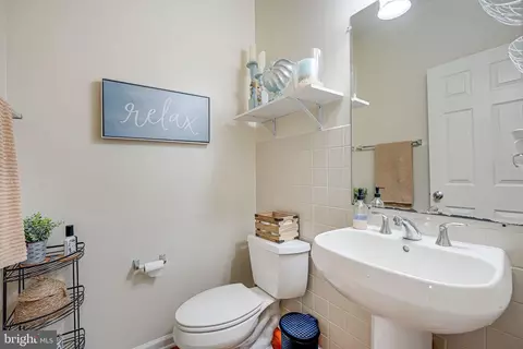 Bath - 18931 Highland Park Dr, Triangle, VA 22172 photo 1 of 4