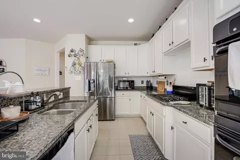 Kitchen - 18931 Highland Park Dr, Triangle, VA 22172 photo 4 of 5