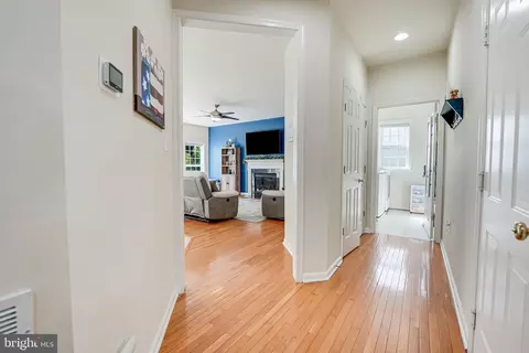 Entry Way - 18931 Highland Park Dr, Triangle, VA 22172 photo 5 of 10