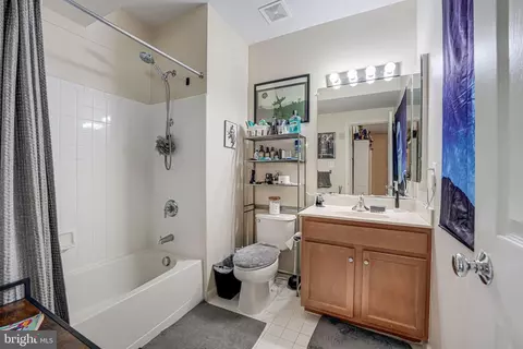 Bath - 18931 Highland Park Dr, Triangle, VA 22172 photo 4 of 4