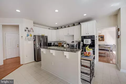 Kitchen - 18931 Highland Park Dr, Triangle, VA 22172 photo 3 of 5