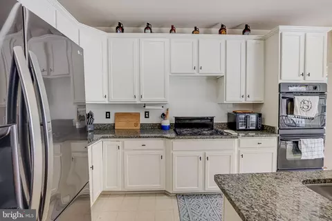 Kitchen - 18931 Highland Park Dr, Triangle, VA 22172 photo 2 of 5